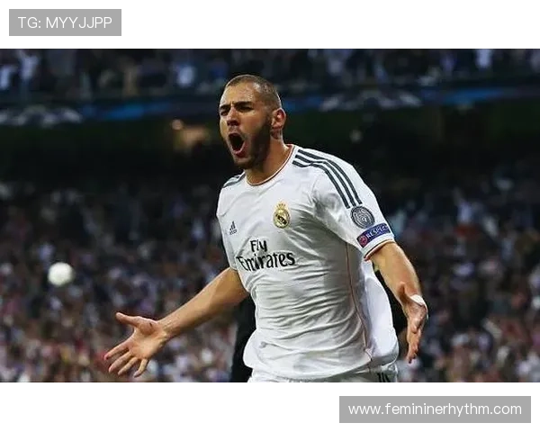 本泽马与伊布拉希莫维奇:巅峰全能中锋的战术角色与技术风格对比